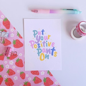 Mettez votre pantalon positif sur une carte postale // Impression de citation motivante, cadeaux positivité, carte postale de luxe, art mural coloré, mini impression A6
