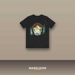 Peut inclure: Un t-shirt noir à manches courtes avec un motif circulaire sur la poitrine. Le design représente un sommet de montagne stylisé, un soleil aux rayons orange et des conifères dans des tons de vert, bleu et jaune sur un fond sombre.