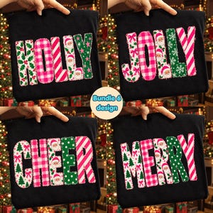 Könnte beinhalten: Ein Set aus vier schwarzen T-Shirts mit festlichen Blockbuchstaben. Die Buchstaben zeigen Muster mit Weihnachtsmann-Gesichtern, grünem Stechpalmenlaub, rosa Karomustern und roten Streifen. Der Text lautet HOLLY, JOLLY, CHEER und MERRY im Set.