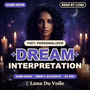 Puede incluir: Un gráfico digital para un servicio de interpretación de sueños con una persona de cabello oscuro y rizado sobre un fondo estrellado púrpura con velas. El texto incluye 100% PERSONALIZED DREAM INTERPRETATION, SAME HOUR y Luna Du Voile.
