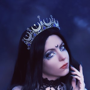 Tiara de fantasía MONA - lunas y estrellas plateadas, cristales azul real - tocado de bruja lunar, corona de reina de la noche con constelaciones del zodíaco