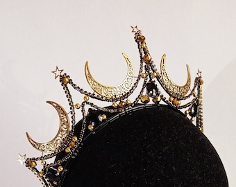 Fantasy Diadem MONA - gold Monde und Sterne, schwarze Kristalle- Mond Hexe Headpiece, Vampir Ball, zauberhafte Gothic Fee Krone