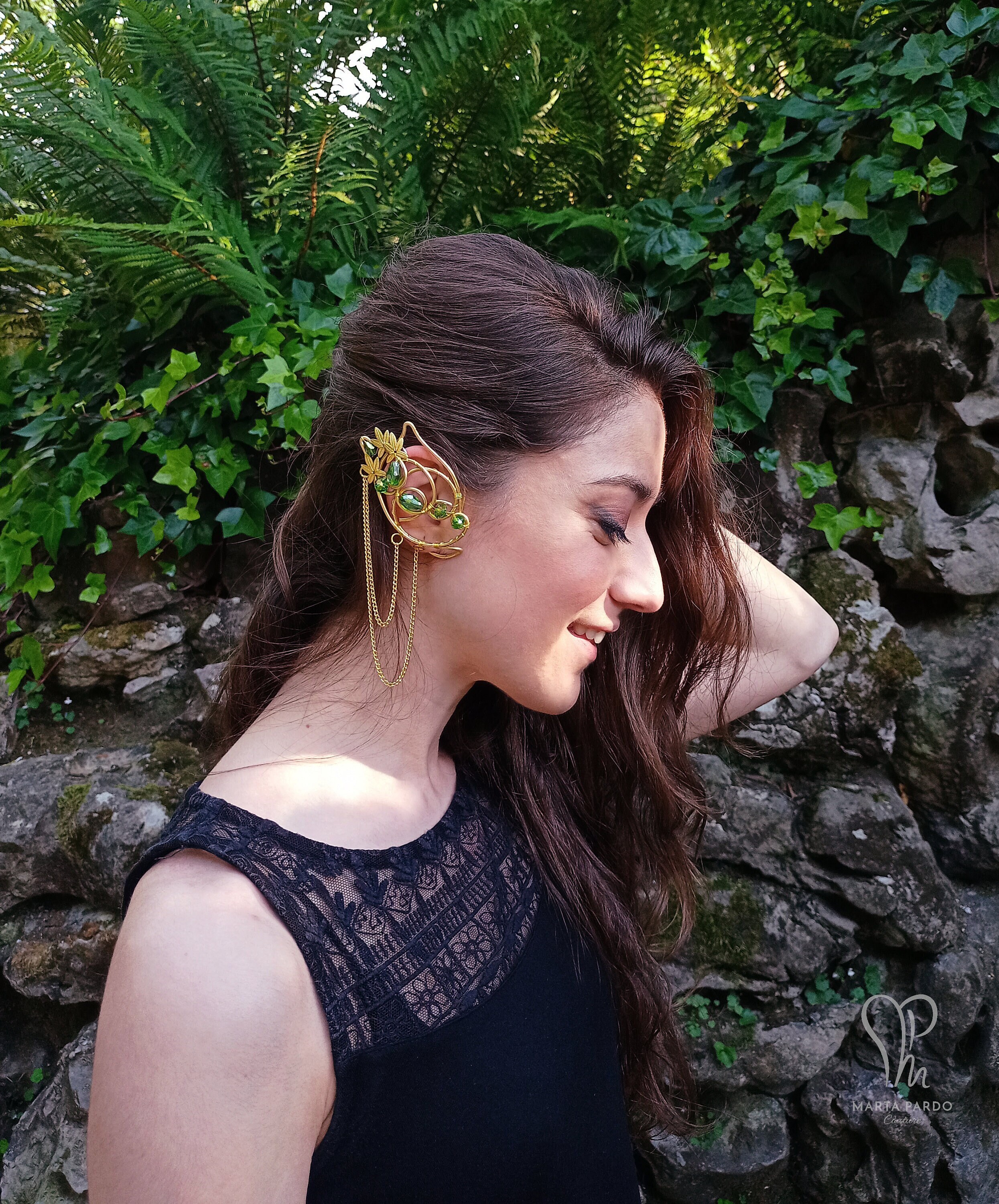 Ohrmanschetten STELLE Elfen Ohrschmuck (2 Stück) - Golddraht, grüne Kristalle und Blätter - Fairytale Fantasy Ohrringe, Frühlingsfee Flügel