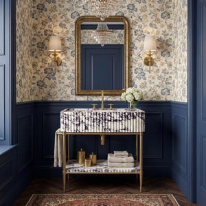 Badkamermeubel op maat van Calacatta Viola marmer met massief messing consolepoten en marmeren plank | Luxe badkamermeubel van natuursteen