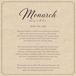 Puede incluir: Un letrero informativo beige con un borde marr&oacute;n oscuro y texto que dice Monarch marble, WHO WE ARE, describiendo un taller familiar europeo especializado en productos de m&aacute;rmol natural hechos a mano como lavabos, tocadores y azulejos.