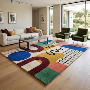 Könnte beinhalten: Ein rechteckiger Teppich mit einem geometrischen Muster aus kräftigen Formen in Blau, Senfgelb, Dunkelrot und Grün. Das Design umfasst ausgefüllte Kreise, U-Formen, ein schwarzes Gittermuster und wellenförmige Linien auf cremefarbenem Grund.