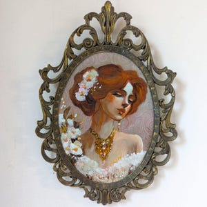 Ritratto di una donna della Belle Époque. Dipinto originale e vecchia cornice ovale in metallo. Perla