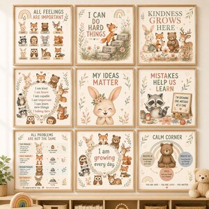 以下が含まれることがあります： 森の動物たちのイラストとモチベーションを高めるテキストが描かれた9枚の正方形のウォールアートセット。各プリントには、キツネ、クマ、ウサギ、フクロウの柔らかな色調の絵と、All Feelings Are ImportantやCalm Cornerといったフレーズが記されています。