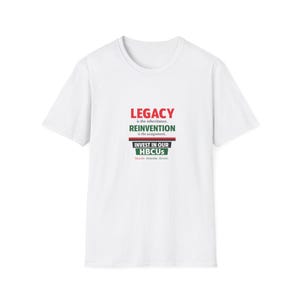 Könnte beinhalten: Ein weißes kurzärmeliges T-Shirt mit dem Text LEGACY is the inheritance. REINVENTION is the assignment. INVEST IN OUR HBCUs Educate. Innovate. Elevate. in den Farben Rot, Grün, Schwarz und Weiß, der mittig auf der Brust aufgedruckt ist.