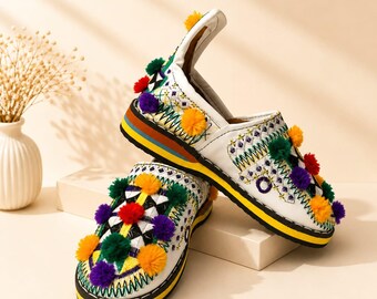 Ręcznie robione marokańskie buty Amazigh | Tradycyjne berberyjskie skórzane wsuwane płaskie buty | Kolorowe, haftowane pompony damskie | Prezent etniczny