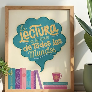 Puede incluir: Un cuadro decorativo con una burbuja de diálogo color verde azulado que contiene el texto amarillo La Lectura es la llave de todos los Mundos. Debajo hay ilustraciones de libros coloridos en tonos azules, morados y rosas, con una taza rosa.
