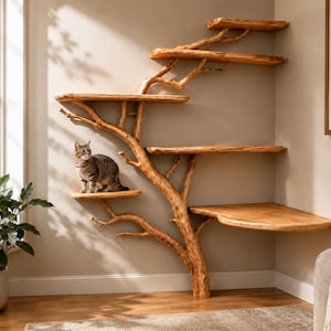 Pode incluir: Uma árvore para gatos montada na parede construída com ramos de madeira natural castanho-claro, com múltiplas plataformas horizontais a diferentes alturas. Um gato malhado está sentado numa das prateleiras desta estrutura de madeira.
