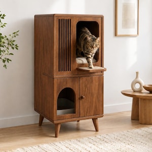 Puede incluir: Un mueble para gatos de madera color marrón medio, alto y con cuatro patas cónicas. La sección superior cuenta con un panel lateral de listones, una entrada arqueada abierta y una pequeña plataforma. La inferior tiene una puerta y apertura.