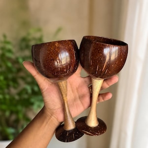 Copas de vino hechas a mano con cáscara de coco / Copas con tallo de madera natural (juego de 2)