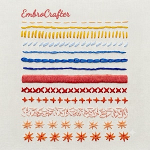 Puede incluir: Una muestra de tela blanca con el texto EmbroCrafter en cursiva rosa, seguido de doce filas horizontales de puntadas de bordado en varios colores, incluyendo amarillo, azul, rojo y naranja, mostrando diversos patrones y texturas.