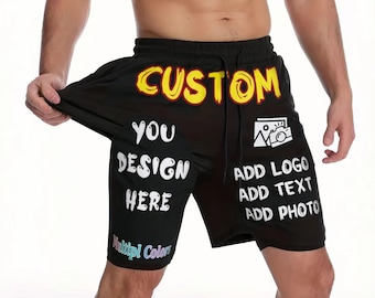 Può includere: Pantaloncini sportivi neri con la scritta CUSTOM in giallo, YOU DESIGN HERE in bianco e un'icona di una fotocamera con la scritta ADD LOGO, ADD TEXT, ADD PHOTO in bianco. I pantaloncini includono anche il testo Multipl Colors in blu e rosa.