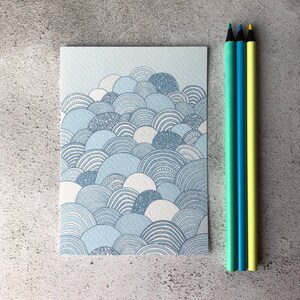 Impression de nuages, impression carte postale A6 nuages bleus, mini impression d'art, art graphique contemporain, impression bleu bébé pour chambre de bébé