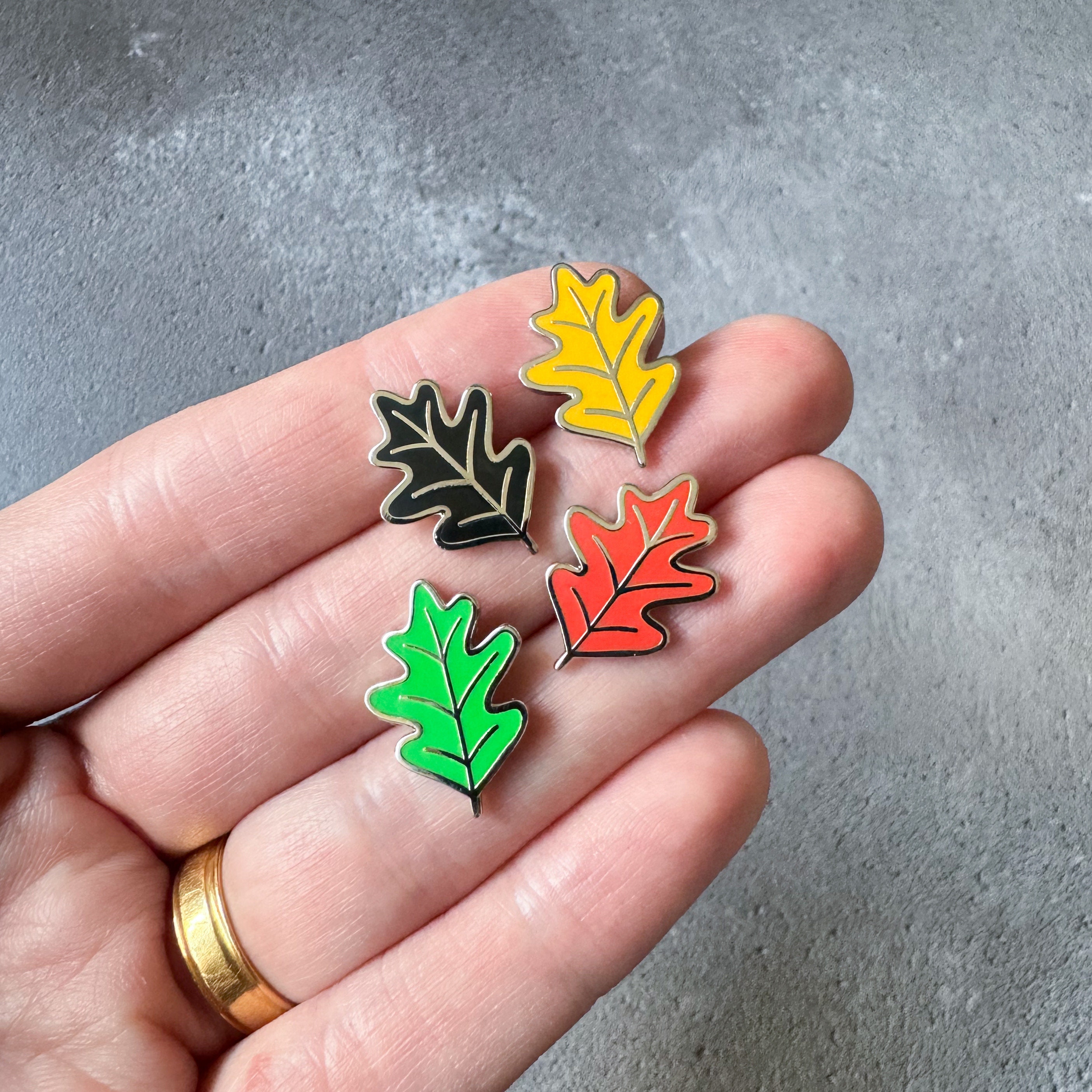 Oak Leaf enamel pin, leaves pin badge, Autumn mini pin badge, hard enamel Oak pin, woodland pin