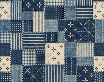 Peut inclure: Un tissu présentant un motif patchwork dans des tons de bleu et de blanc cassé. Le design se compose de carrés et de rectangles affichant divers motifs, notamment des carreaux vichy, des rayures verticales, des pointillés et des fleurs.