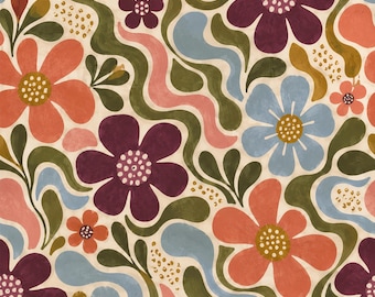Peut inclure: Un motif répétitif composé de fleurs stylisées dans des tons de violet foncé, orange corail et bleu clair, entremêlées de tiges et de feuilles ondulées vert olive sur un fond crème, agrémenté de petits groupes de points jaunes.