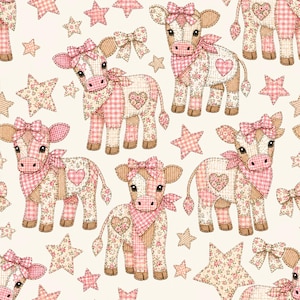 Op de afbeelding: Een herhalend patroon met cartoonkalfjes met lichamen in patchworkstijl in tinten roze, crème en bruin. Elk kalfje draagt een strik en een bandana, geaccentueerd door bloemen- en ruitjesprints, hartvormen en verspreide vijfpuntige sterren.