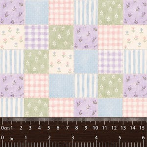 Peut inclure: Un tissu présentant un motif patchwork de carrés aux couleurs pastel, notamment lavande, bleu clair, vert sauge et rose tendre. Les motifs incluent des fleurs, des carreaux vichy, des rayures verticales et des pois, avec une règle de 15 cm.