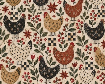 Op de afbeelding: Een stofpatroon met herhalende illustraties van kippen in zwart, beige en roestkleuren, afgewisseld met takjes rode bessen, groene bladeren, kleine rode sterren en zwart-witte geblokte vierkantjes op een crèmekleurige achtergrond.