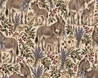 Op de afbeelding: Een herhalend patroon op een crèmekleurige achtergrond met grijze ezels, waarvan sommige blauw-wit gestreepte strikken om hun nek dragen, afgewisseld met illustraties van lavendeltakjes, rode bessen en groene olijven.