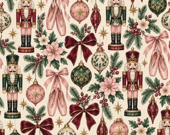 Peut inclure: Un motif répétitif sur fond crème représentant des casse-noisettes en uniformes rouge et vert, des chaussons de danse roses avec des rubans, des nœuds rouge foncé, des branches de pin, des baies rouges, des poinsettias et des boules de Noël.