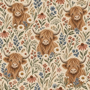 Op de afbeelding: Een herhalend patroon met bruine Schotse Hooglanders met lange hoorns, afgewisseld met diverse wilde bloemen, waaronder witte margrieten, blauwe bloesems en roodbruine zonnehoeden op een lichtbeige achtergrond.