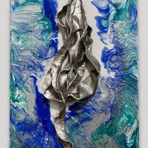 Könnte beinhalten: Ein rechteckiges Wandkunstwerk mit einer zentralen, dreidimensionalen silbernen Metallskulptur in fließender, bandartiger Form. Der Hintergrund ist ein flüssiges Acrylgemälde mit wirbelnden Mustern aus tiefem Blau, Türkis und Weiß.
