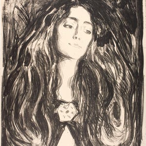 Könnte beinhalten: Ein schwarz-weißer Lithografiedruck, der das Porträt einer Person mit langem, fließendem dunklen Haar zeigt, das das Gesicht umrahmt. Die Person hat einen sanften Gesichtsausdruck und trägt eine kleine, kreisförmige Brosche am Ausschnitt. Der Hintergrund ist dunkel und strukturiert.