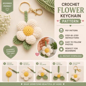 Pode incluir: Um padrão de porta-chaves de flor em croché com uma flor branca e amarela e folhas verdes. O guia digital inclui instruções passo a passo, fotos e um download em PDF para criar o porta-chaves, que se prende com um anel de metal dourado.