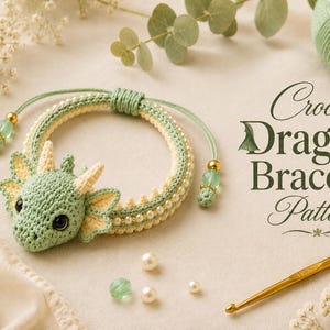 Op de afbeelding: Een saliegroene gehaakte drakenarmband met een centrale drakenkop met crèmekleurige hoorns en oren, geaccentueerd door een rij witte parels. Het verstelbare koord eindigt in groene kralen en gouden accenten. Tekst: Crochet Dragon Bracelet Pattern.