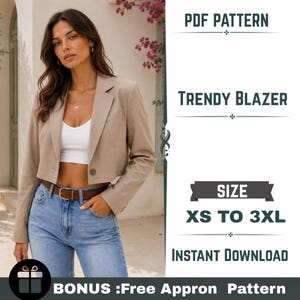 Puede incluir: Una chaqueta beige corta de manga larga con solapa de muesca y cierre de un solo botón. El texto a la derecha dice PDF PATTERN, TRENDY BLAZER, SIZE XS TO 3XL, INSTANT DOWNLOAD y BONUS: Free Appron Pattern.