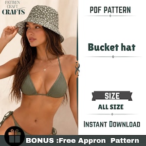 Puede incluir: Un sombrero de pescador con estampado floral verde y blanco. La imagen incluye el texto: PATTREN CRAFT CRAFTS, PDF PATTERN, Bucket hat, SIZE ALL SIZE, INSTANT DOWNLOAD y BONUS :Free Appron Pattern. El sombrero se lleva con un bikini verde acanalado.