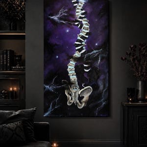 Könnte beinhalten: Ein vertikales, rechteckiges Wandbild mit einer detaillierten anatomischen Darstellung einer menschlichen Wirbelsäule und eines Beckens, die vor einem dunklen, tiefvioletten kosmischen Hintergrund mit weißen Blitzen schweben.