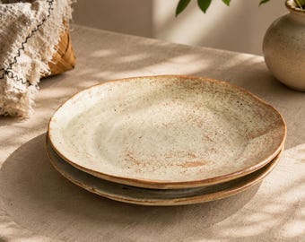 Handgefertigter rustikaler Keramikteller, japanisches Wabi-Sabi-Steinzeug, Servierteller mit organischem Rand