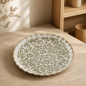 Plato de cerámica botánica francesa, borde festoneado con estampado floral verde, vajilla estilo cottagecore.