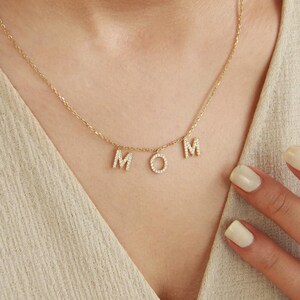 Collier personnalisé en or 14 carats pavé de diamants, Collier Maman en or, Collier à initiales multiples, Breloque lettre en diamant délicate, Cadeau pour nouvelle maman