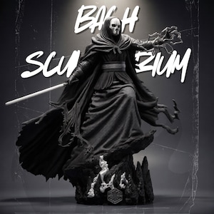 Peut inclure: Une figurine en noir et blanc représentant un personnage encapuchonné avec un masque en forme de crâne, portant une longue robe fluide, tenant une lame droite claire et projetant de l'énergie, avec le texte "Darth Scullzium" visible.