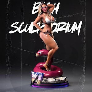 Könnte beinhalten: Eine Sammlerfigur einer Person in weißem Bikini und rosa Sonnenbrille, die auf einem aufblasbaren rosa Flamingo-Schwimmring steht. Der Sockel zeigt den Text "BASH SCULPTORIUM" und "VI" mit Geldbündeln vor einem dunklen Hintergrund.