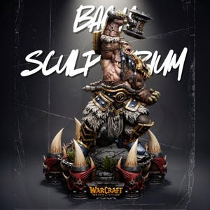 Puede incluir: Una figura detallada de un guerrero orco levantando un gran martillo, vistiendo una armadura con bordes de piel y detalles en azul y dorado. La base presenta grandes colmillos, estandartes rojos y el texto "WARCRAFT REIGN OF CHAOS" con "BASH SCULPTORIUM" encima.