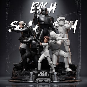 Op de afbeelding: Een verzamelbeeld met meerdere figuren uit The Bad Batch. De display bevat donker gepantserde figuren en een centrale figuur in het wit, allemaal gemonteerd op een gedetailleerde basis met een plaquette met de tekst BAD BATCH.