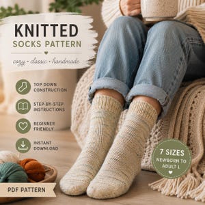 Pode incluir: Um padrão digital em PDF para meias de tricô com o texto KNITTED SOCKS PATTERN, construção de cima para baixo, instruções passo a passo, para iniciantes, download instantâneo e 7 tamanhos de recém-nascido a adulto L, nos pés.
