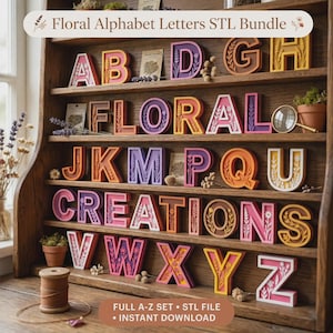 Op de afbeelding: Een verzameling 3D-geprinte alfabetletters op houten planken, elk voorzien van ingewikkelde bloemengravures. De letters zijn meerkleurig met gelaagde ontwerpen. De tekst bovenaan luidt Floral Alphabet Letters STL Bundle.