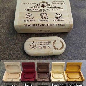 Puede incluir: Una caja rectangular de madera y una memoria USB ovalada a juego, ambas con texto e iconos grabados con láser. Debajo, se muestran cinco cajas de madera abiertas en diferentes acabados: arce, palisandro, nogal, bambú natural y bambú carbonizado.