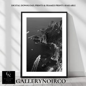 Puede incluir: Una impresión de arte mural enmarcada en blanco y negro que muestra una vista aérea de una costa rocosa con barcos dejando estelas en el agua. El texto DIGITAL DOWNLOAD, PRINTS & FRAMED PRINTS AVAILABLE está arriba y GALLERYNOIRCO abajo.