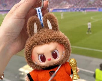 Conjunto de ropa para muñeca de la Copa Mundial de los Países Bajos: camiseta naranja, pantalones cortos, zapatos, balón y colgante de trofeo para muñeca de peluche de 17 cm (muñeca no incluida).