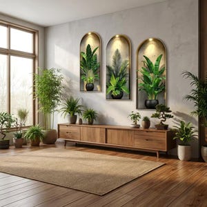Puede incluir: Tres nichos de pared arqueados con iluminación integrada, cada uno con una planta verde en maceta. Los nichos están dispuestos horizontalmente sobre un mueble multimedia de madera, que sostiene varias plantas adicionales.